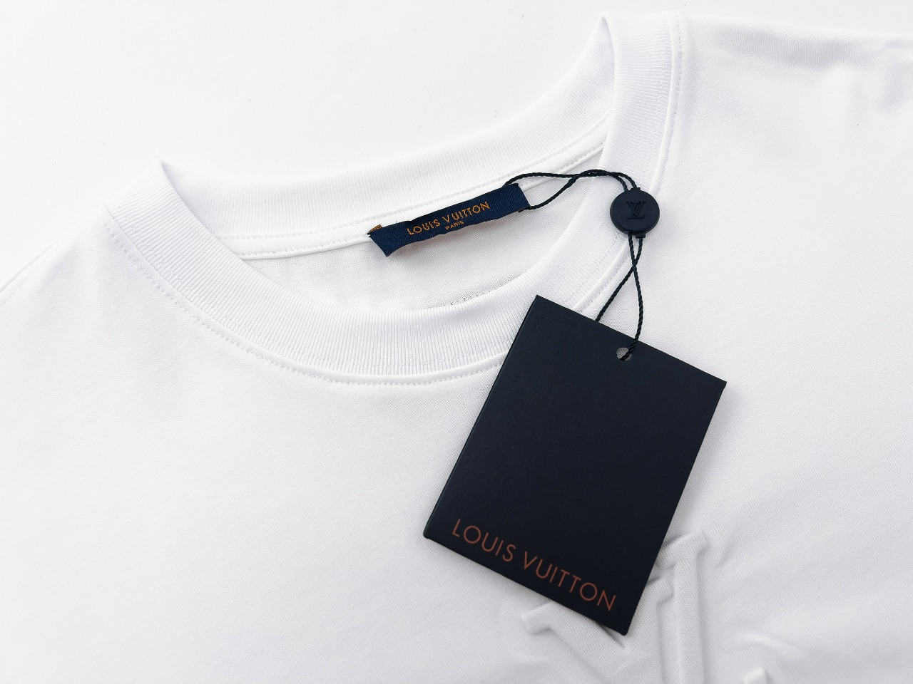 Louis Vuitton Embossed LV T-Shirt Blanc Optique White – Ananastore.il