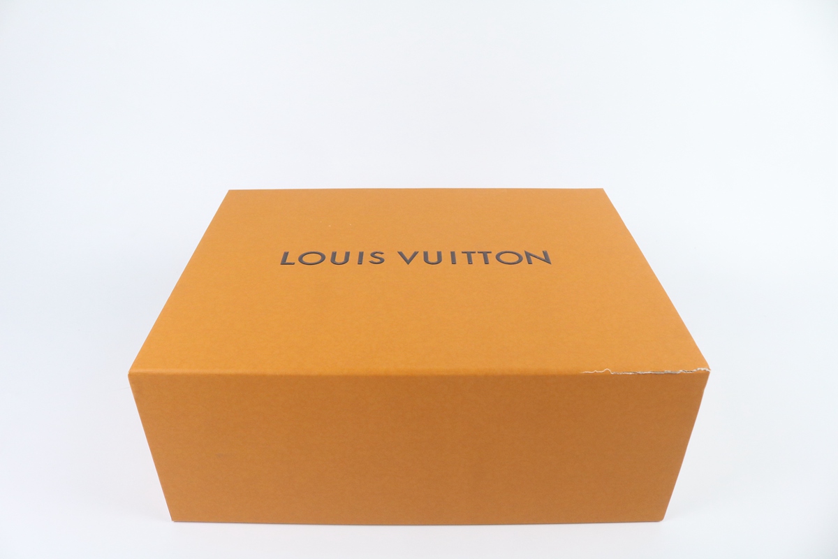 UhfmrShops - 1A8WB9 - Louis Vuitton Trainer Signature 'White/Grey